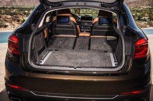 Фото  обновленного BMW X6 вид на багажник