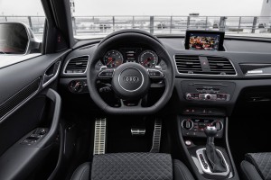 Обновленный Audi RS Q3, вид на переднюю панель