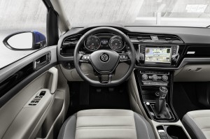 Volkswagen Touran 2015, передняя панель