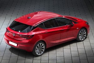 Opel Astra 2015, вид на заднюю диагональ