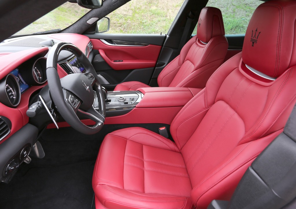Maserati Levante 2016, передние сиденья