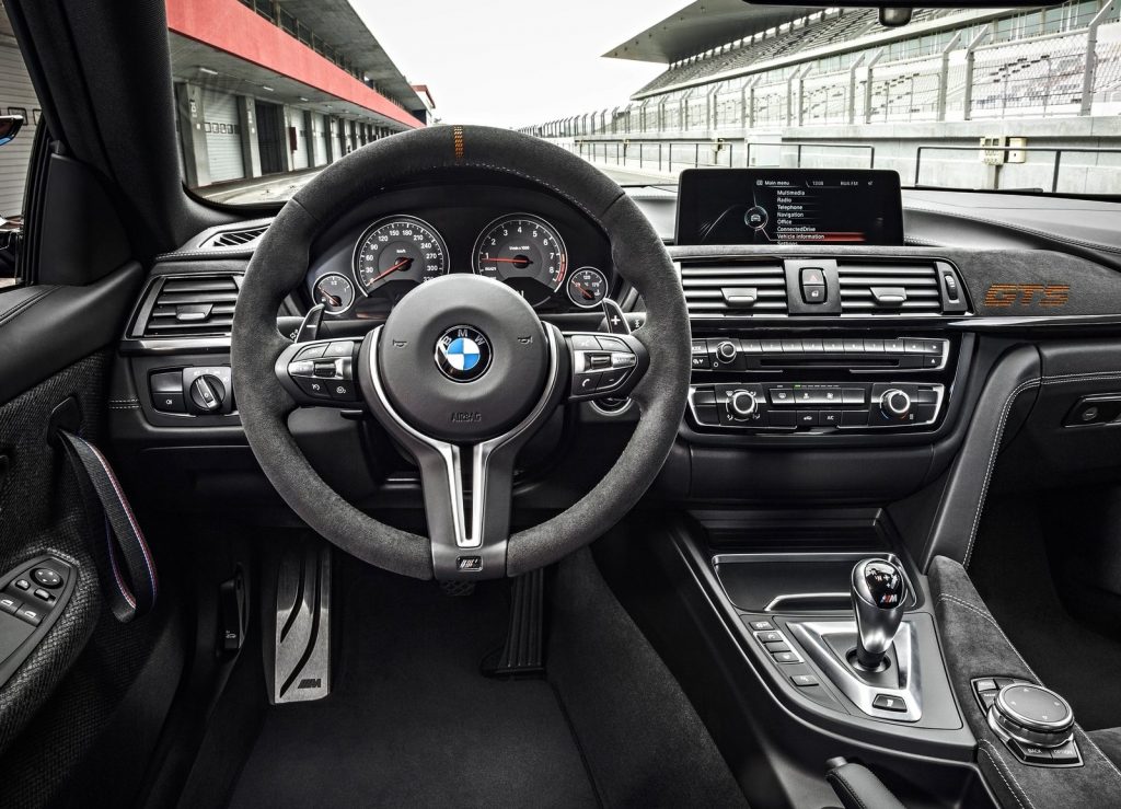 BMW M4 GTS 2016, передняя панель