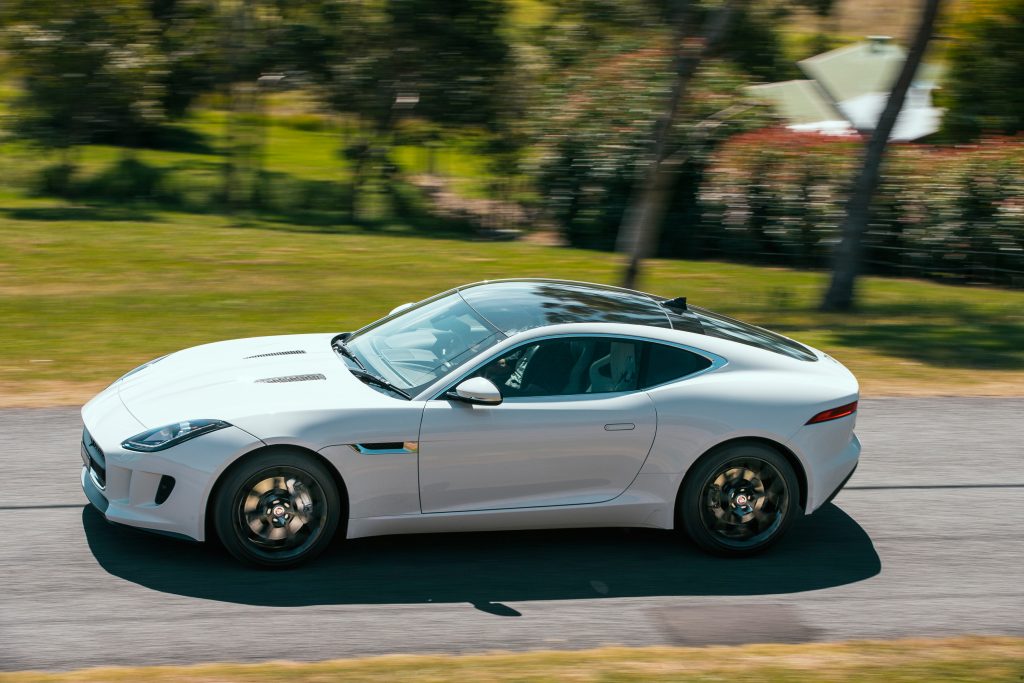 Jaguar F-Type 2014 года несет черты знаменитого предка