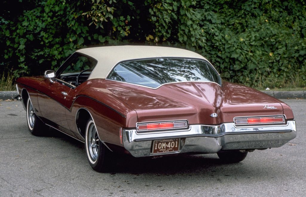 Заостренная задняя часть – черта Buick Riviera 1971 года