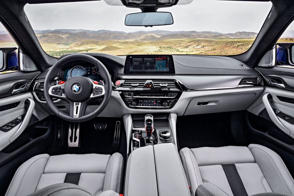 Новый BMW M5, передняя панель