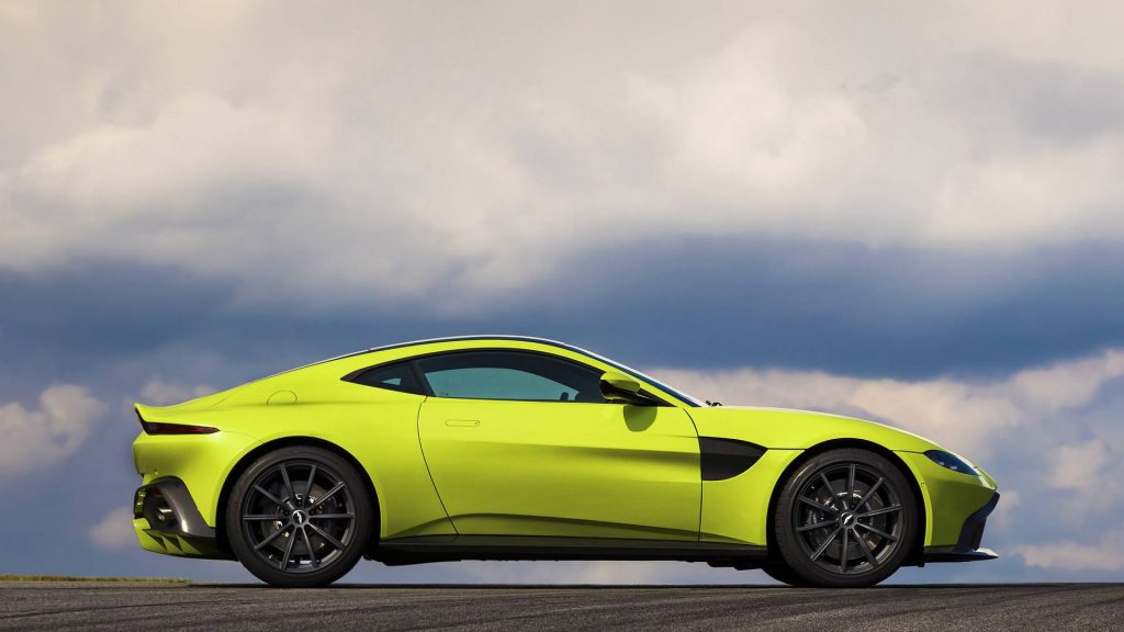 Новый Aston Martin Vantage, вид сбоку