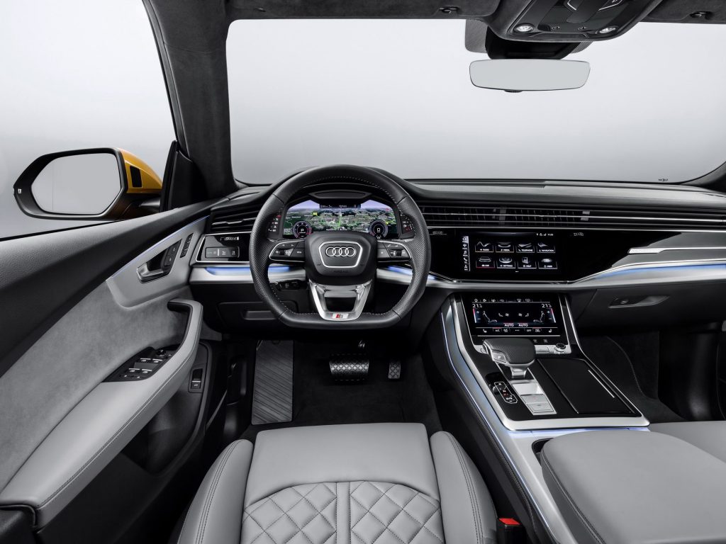Новый Audi Q8, передняя панель