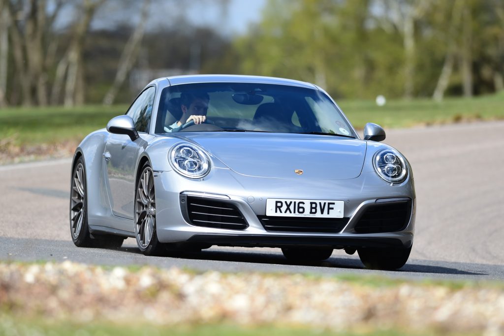 Современный Porsche 911 сохраняет фирменный дизайн