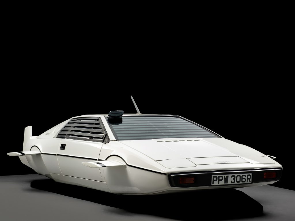 Для Джеймса Бонда Lotus Esprit переделали в подводную лодку