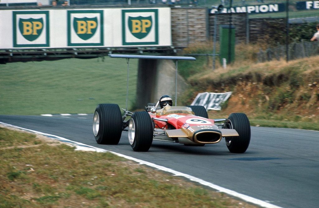 Победоносный болид Lotus 49 1968 года впервые в мире получил антикрыло