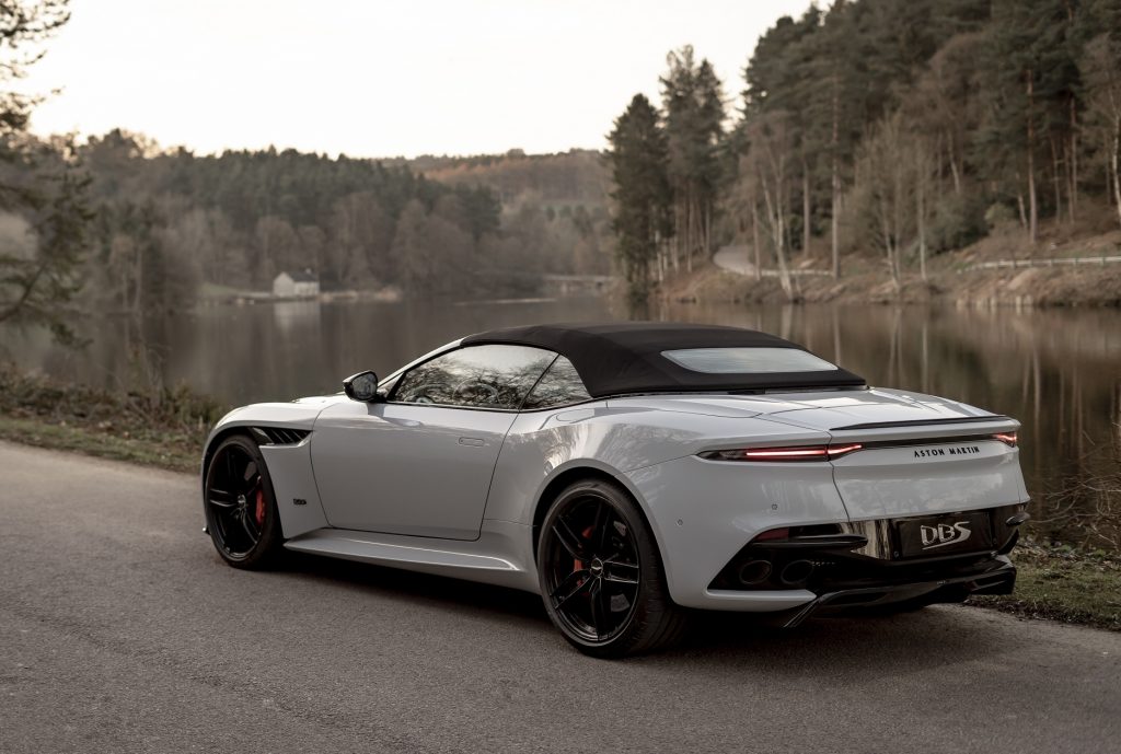 Новый Aston Martin DBS Superleggera Volante, вид сзади