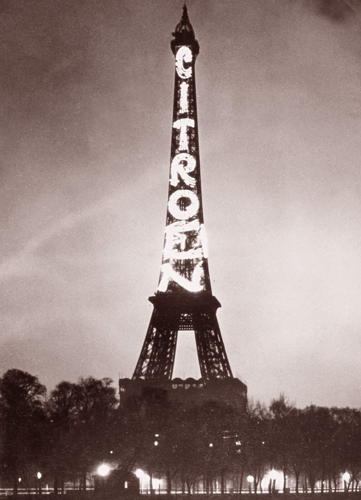 Эйфелева башня с рекламой Citroen