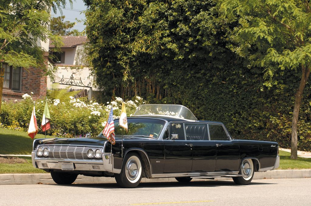 Lincoln Continental считается первым специализированным папамобилем