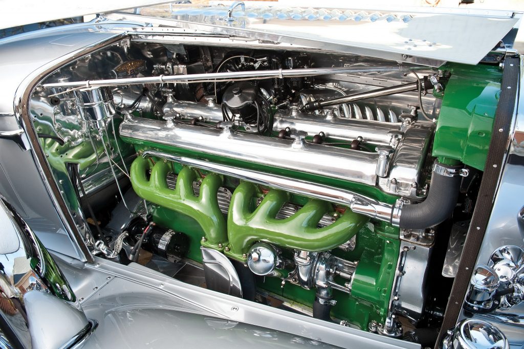 Рядная 6,9-литровая «восьмерка» развивала 265 л. с. в атмосферной версии и 320-400 л. с. – с компрессором