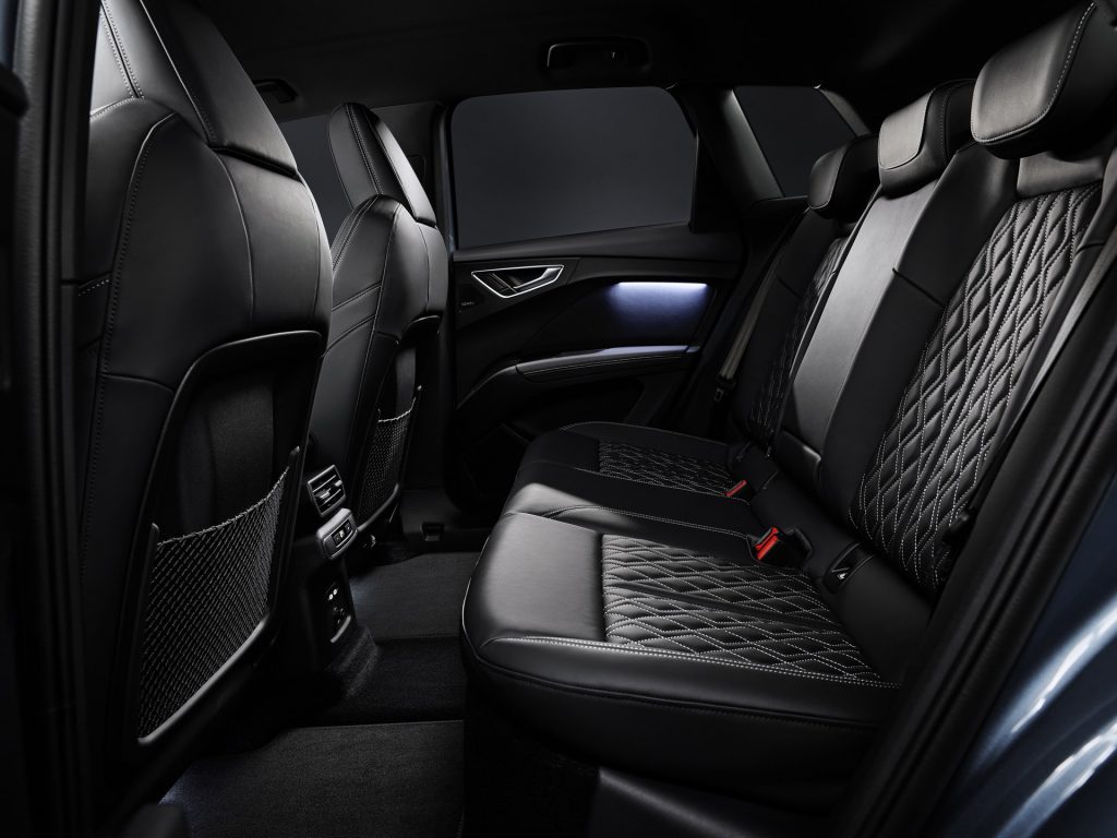 Audi Q4 e-tron 2021, задние сиденья