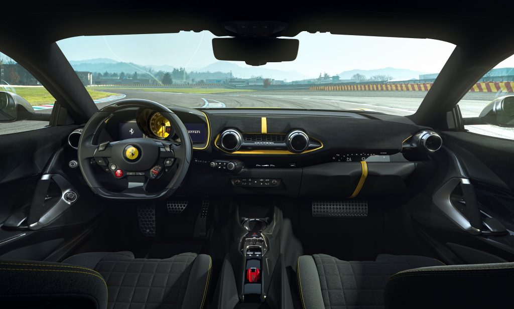 Новый Ferrari 812 Competizione, передняя панель