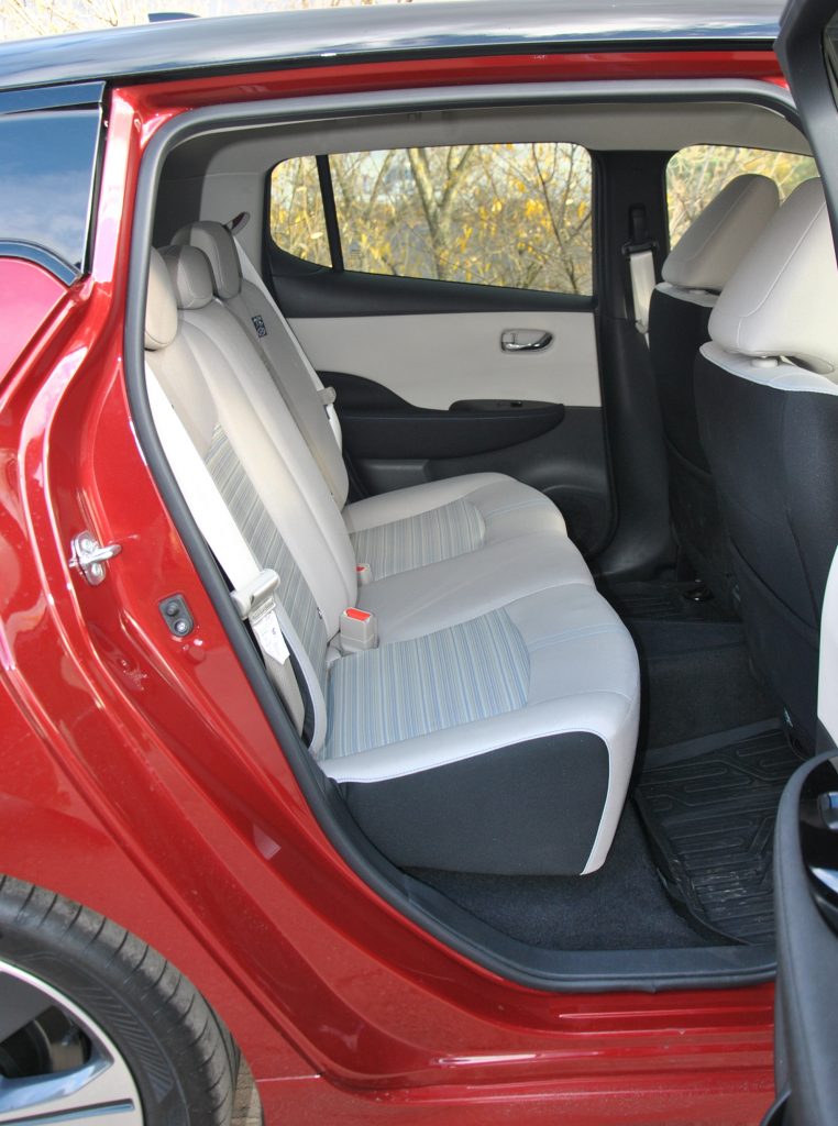 Электромобиль Nissan Leaf, задние сиденье