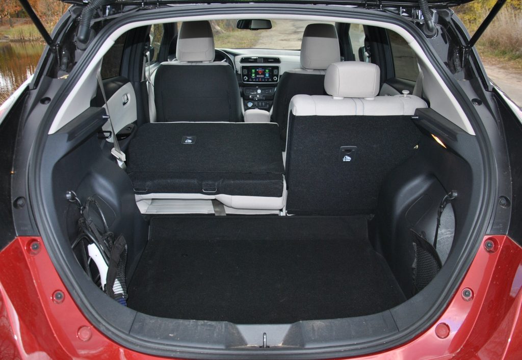 Электромобиль Nissan Leaf, багажник