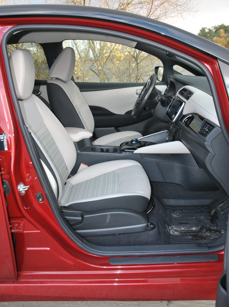 Nissan Leaf 2021, передние сиденья